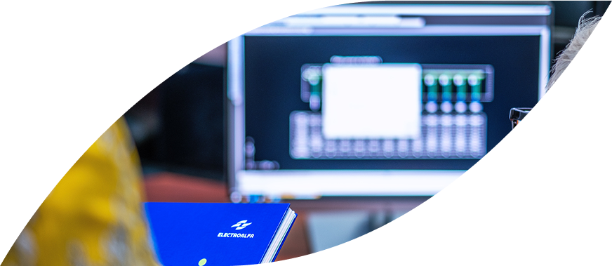 Ecran cu date tehnice în fundal