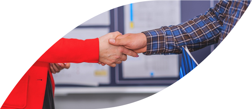 Strângere de mână între două persoane, simbolizând colaborarea