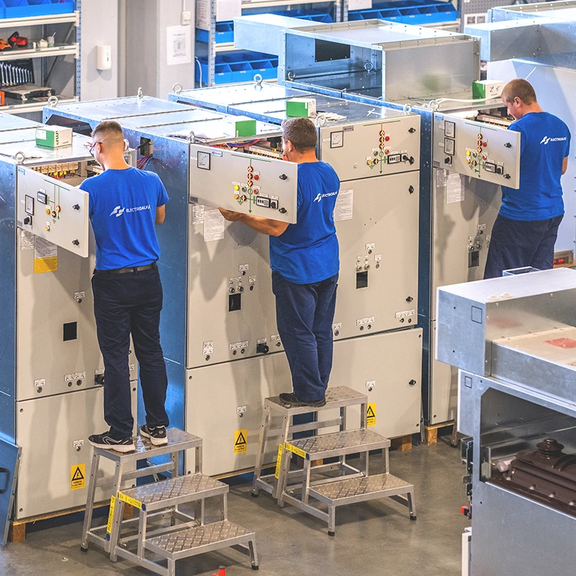 Tehnician care lucrează cu echipamente electrice