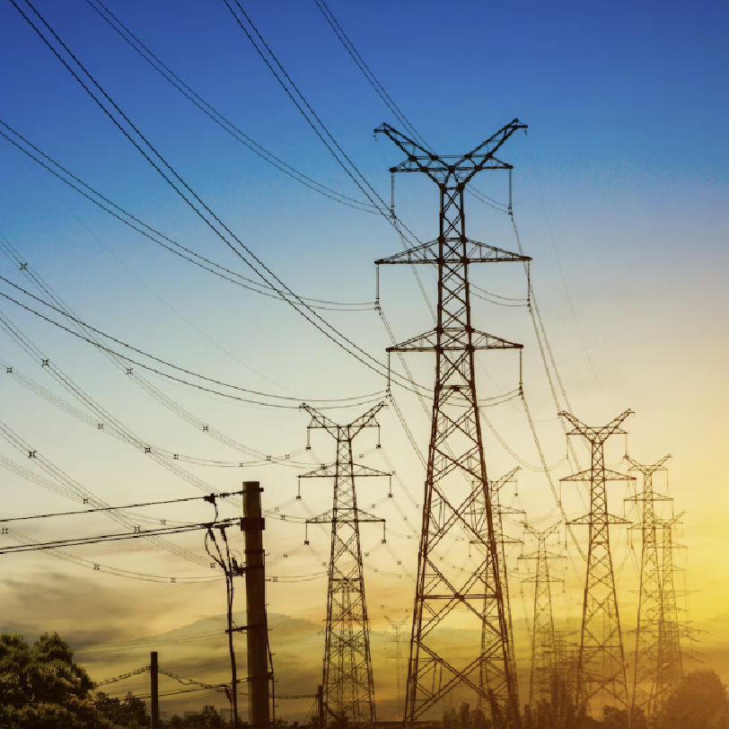 Muncitori care lucrează la echipamente electrice.